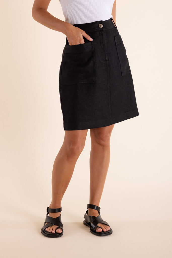 TWO T'S BLACK KNEE LENGTH SKIRT